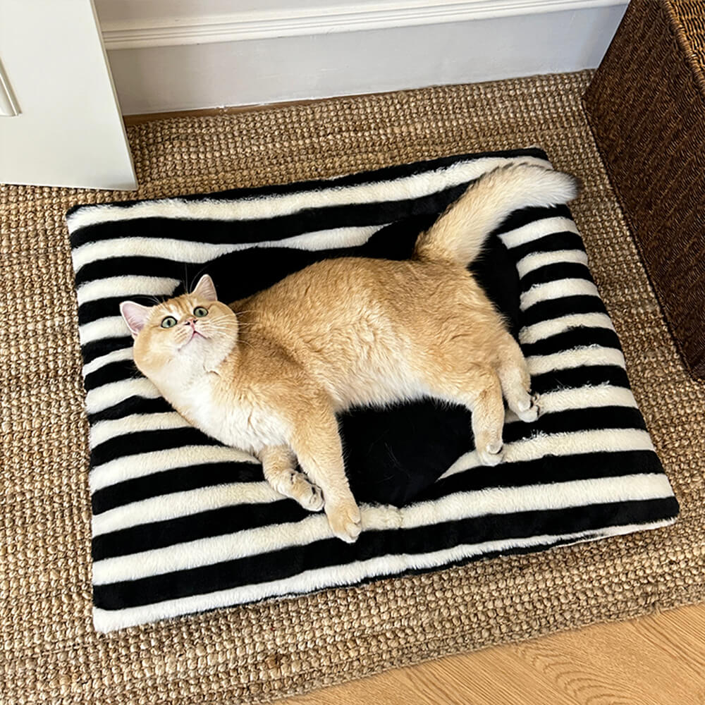 Striped Heart-Shaped Cosy Comfort Dog & Cat Mat