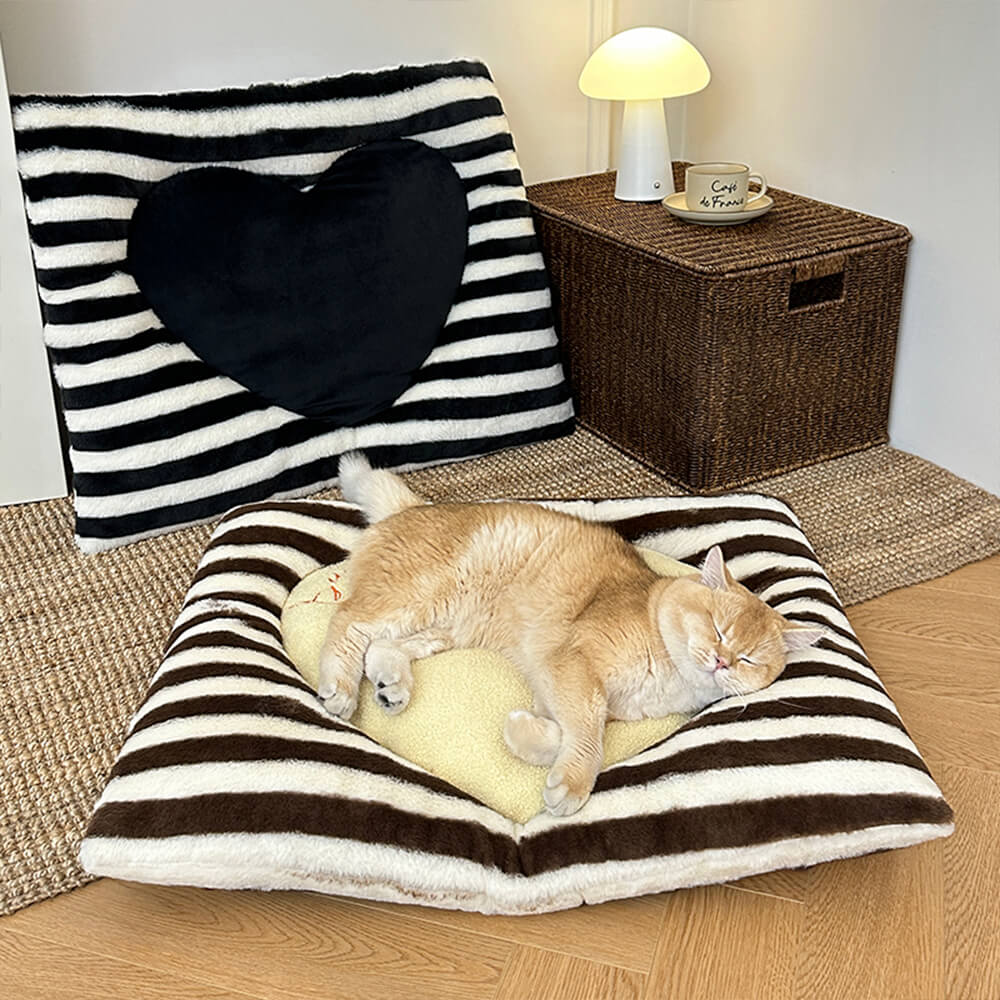 Striped Heart-Shaped Cosy Comfort Dog & Cat Mat