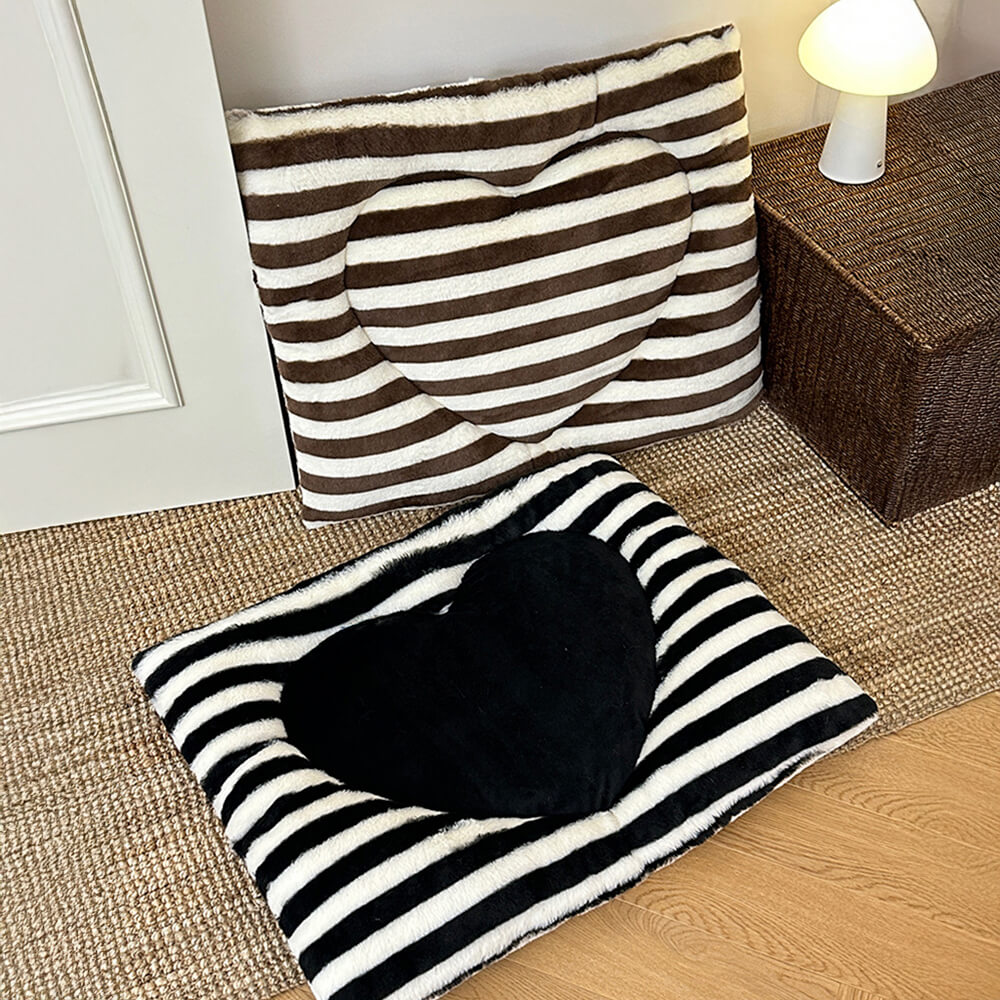 Striped Heart-Shaped Cosy Comfort Dog & Cat Mat